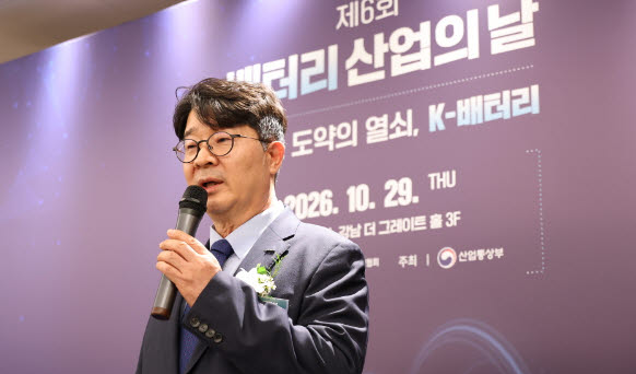 엄기천 한국배터리산업협회 회장이 29일 서울 강남구 조선팰리스 호텔에서 열린 '제6회 배터리 산업의 날' 기념식에 앞서 취재진을 만나 질문에 답변하고 있다. (사진=한국배터리산업협회 제공)