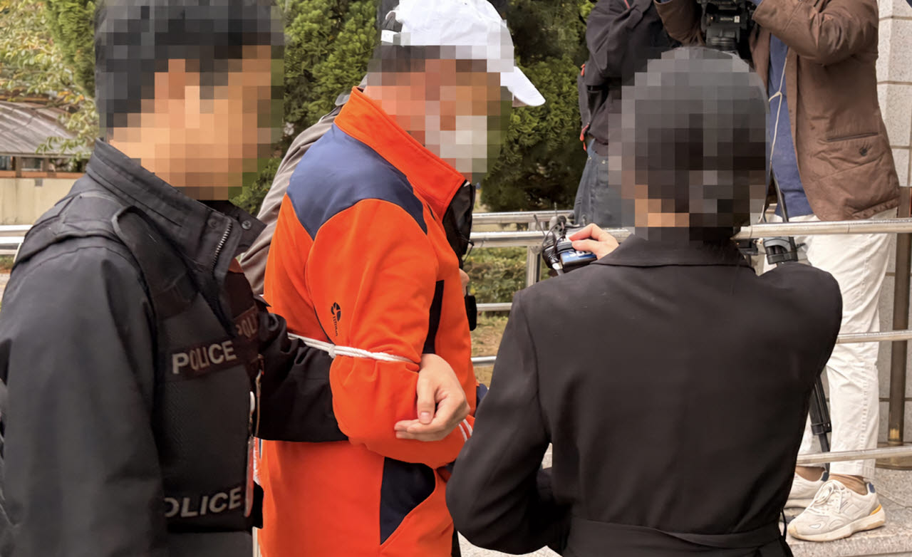 구로구 구로동에서 미라화된 사체를 유기한 혐의를 받는 60대 남성이 29일 오전 구속 전 피의자 심문을 받기 위해 서울남부지법에 출석하고 있다. (사진=이민하 기자)