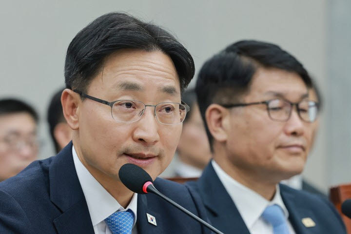 임광현 대통령비서실장이 29일 국회 운영위원회에서 열린 대통령비서실, 국가안보실, 대통령경호처에 대한 국정감사에서 운영위원 질의에 답하고 있다. (사진=연합뉴스)