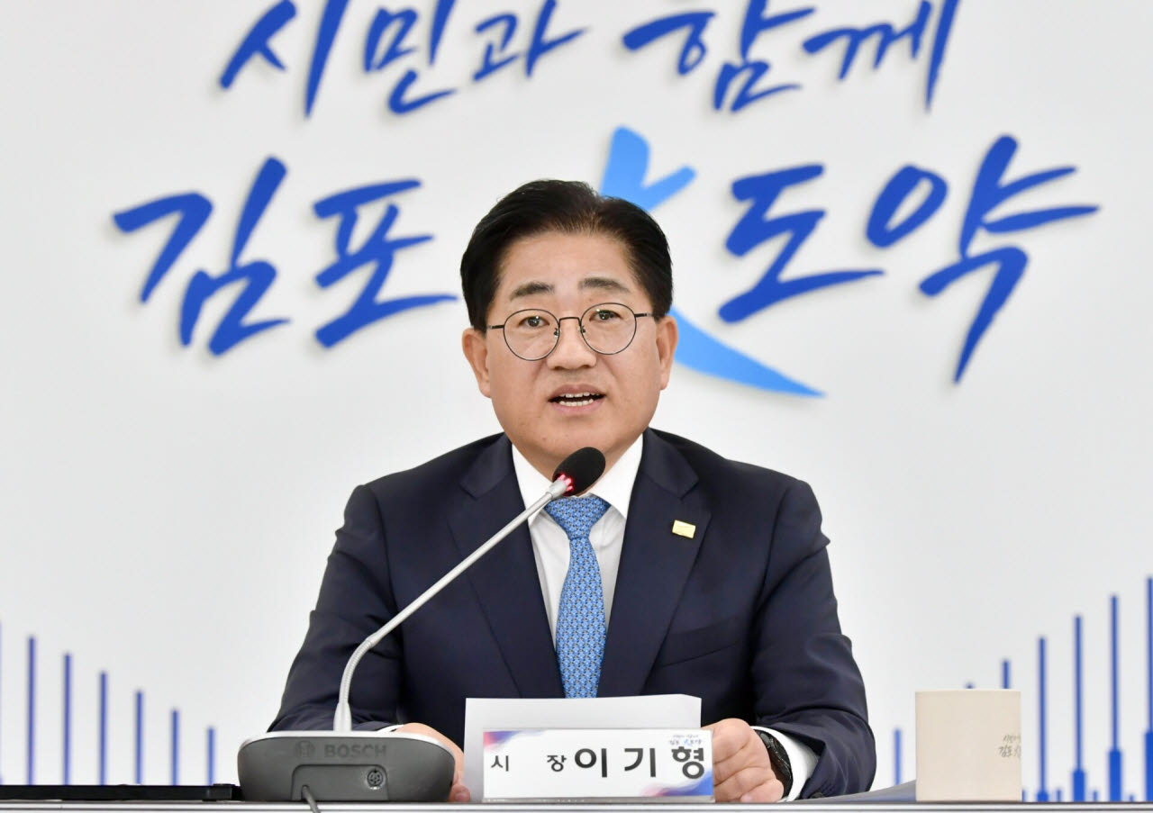 이기형 시장이 29일 시청 대회의실에서 정부의 공공주택지구 계획 발표에 대한 긴급기자회견을 하고 있다. (사진 = 김포시 제공)