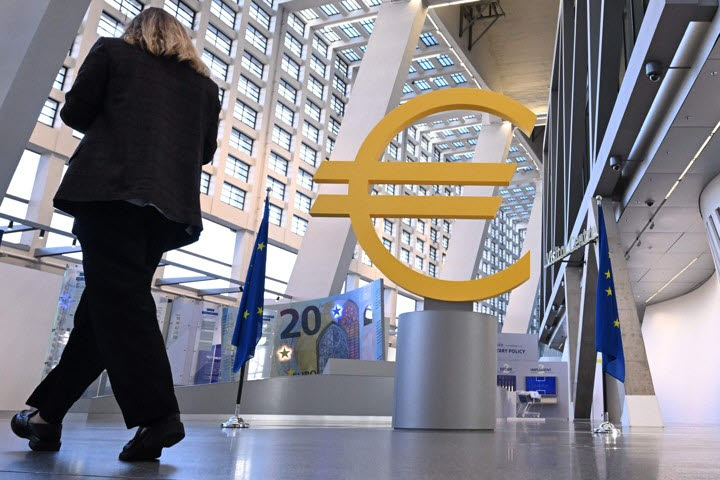 29일(현지시간) 독일 프랑크푸르트에 위치한 유럽중앙은행(ECB) 본부에서 한 여성이 대형 유로화 기호 조형물 앞을 지나가고 있다. ECB는 이날 통화정책회의에서 기준금리를 연 2.5%로 동결한다고 발표했다. (사진=AFP)