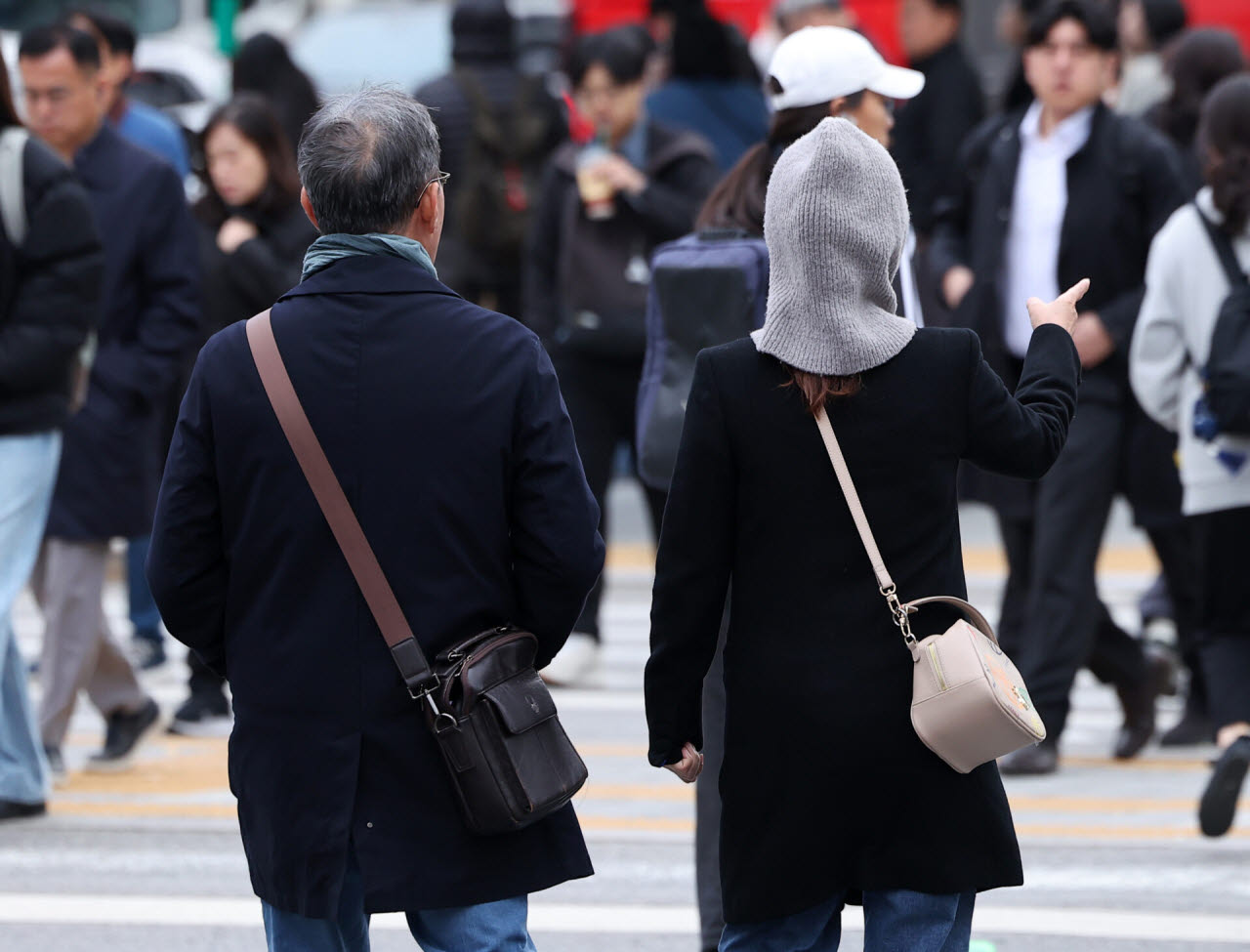 서울 아침 최저 기온이 5도까지 내려가며 쌀쌀한 날씨를 보인 29일 서울 종로구 광화문네거리에서 시민들이 출근길 발걸음을 서두르고 있다. (사진=뉴스1)