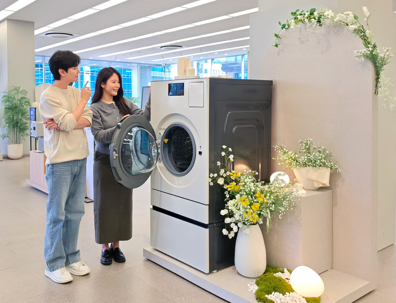 삼성전자 모델이 삼성스토어 서초에서 '코리아 그랜드 페스티벌' 행사 모델인 비스포크 AI 콤보를 살펴보고 있다. (사진=삼성전자)