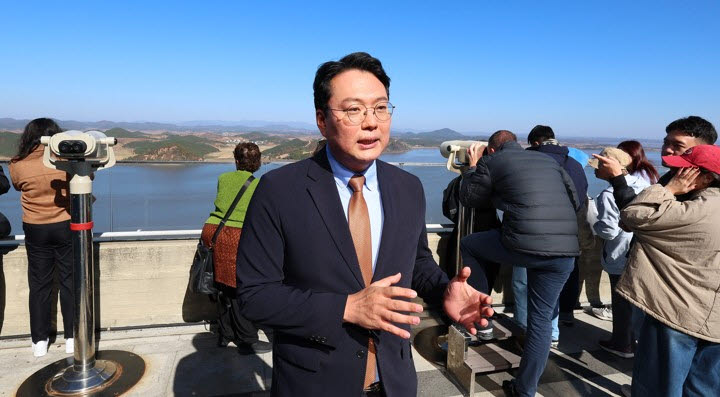 개혁신당 천하람 의원이 28일 경기도 김포시 애기봉 전망대를 방문해 북한 황해도 개풍군 접경지역을 관찰한 뒤 취재진 질문에 답하고 있다. (사진=연합뉴스)