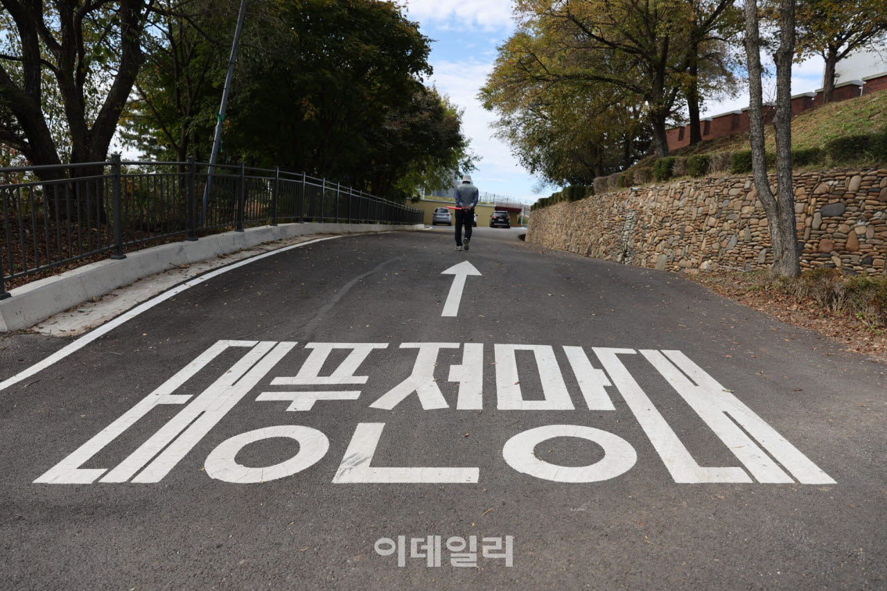태풍전망대로 오르는 경사로 바닥에 찍힌 안내 표시. 팽팽한 긴장감과 평화에 대한 염원이 교차하는 최전방의 분위기를 보여준다.(사진=이데일리 강경록 여행전문기자)