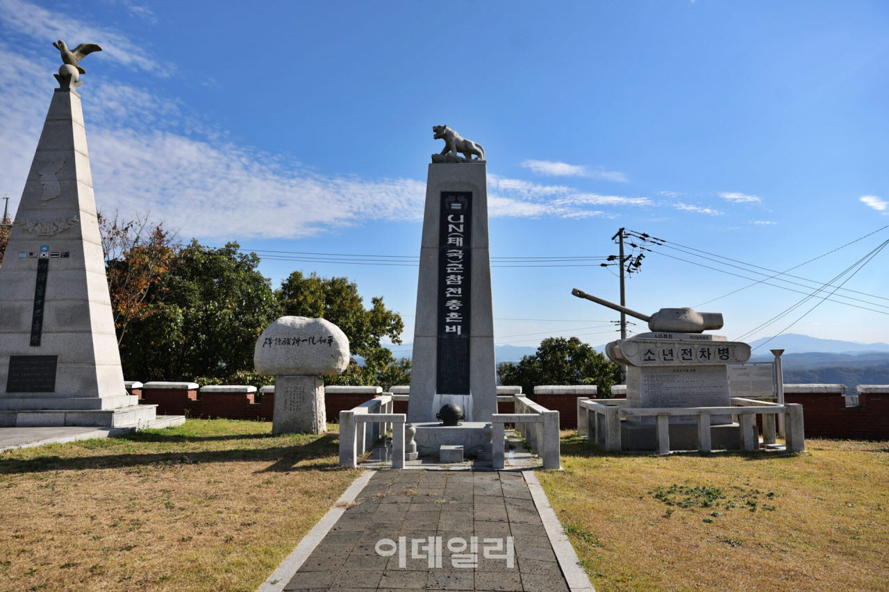 [이데일리 강경록 여행전문기자] 태풍전망대 내 평화공원에 늘어선 각종 참전기념비. 'UN 태국군 참전 충혼비'와 '소년 전차병 기념비' 등이 전쟁의 아픈 역사와 넋을 기리고 있다.(사진=이데일리 강경록 여행전문기자)