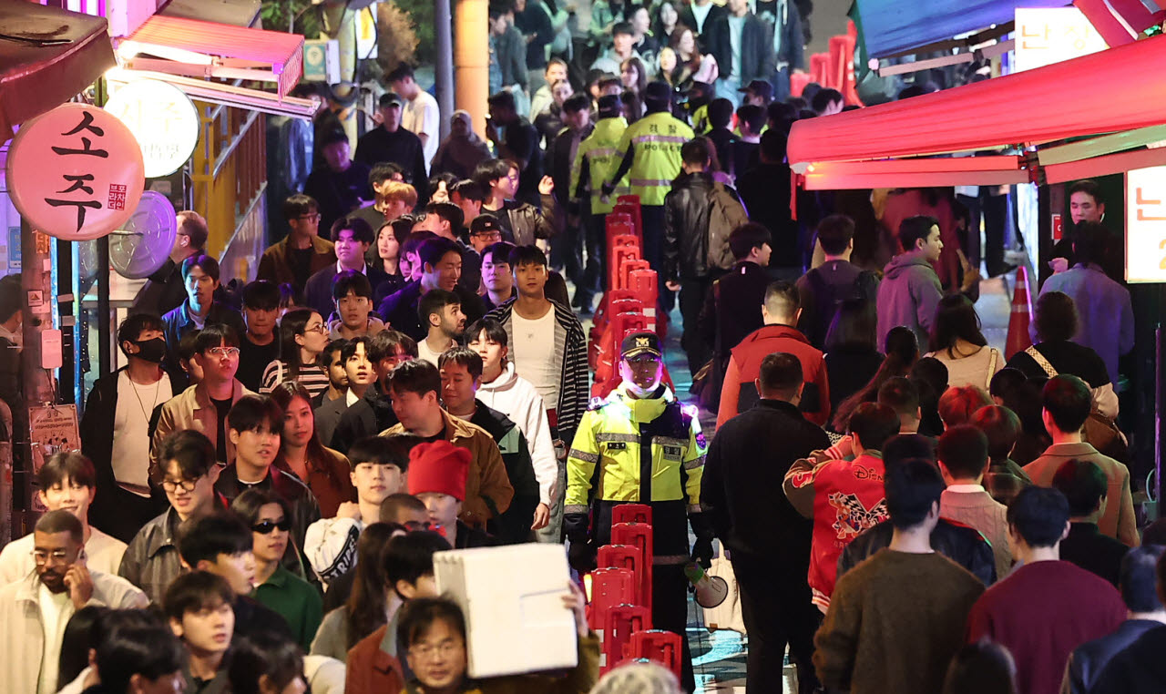 작년 10월 31일 핼러윈 데이를 맞은 서울 용산구 이태원 세계음식거리 일대에서 경찰들이 시민들의 통행을 안내하고 있다. (사진=뉴스1)