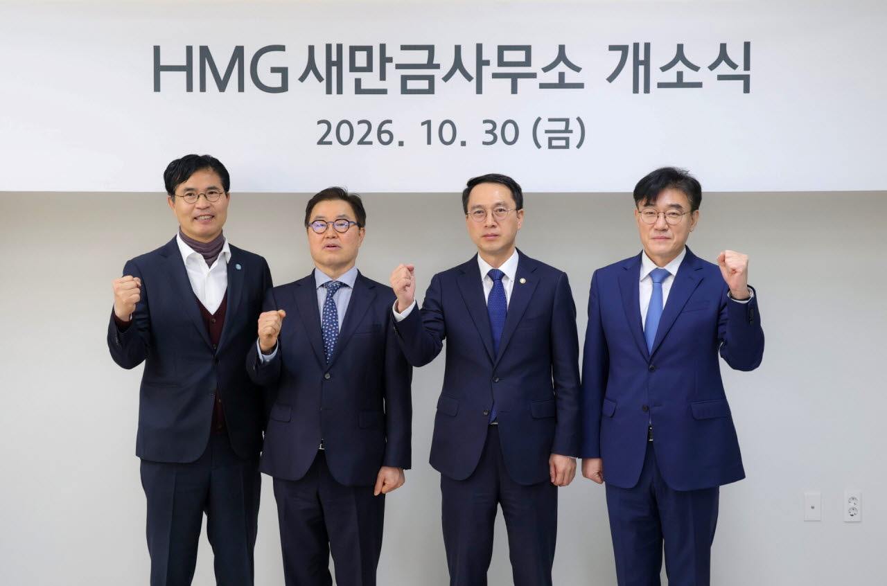 30일 전북 군산시 자동차융합기술원 미래모빌리티테크센터에서 열린 HMG 새만금사무소 개소식에서 (왼쪽부터)이원택 전북특별자치도지사, 신승규 현대차그룹 RH PMO 담당 부사장, 문성요 새만금개발청장, 김재준 군산시장이 기념촬영을 하고 있다. (사진=현대차그룹)