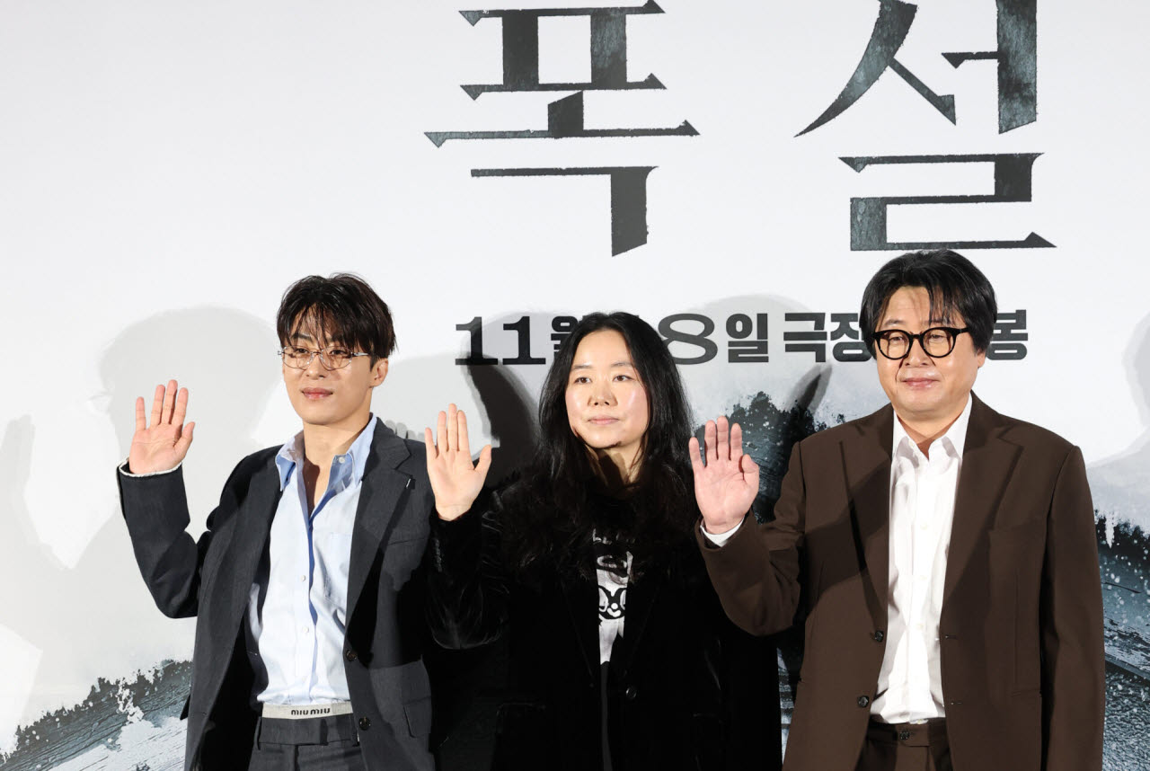 배우 구교환(왼쪽부터)와 홍의정 감독, 김윤석이 30일 서울 용산구 CGV 용산아이파크몰에서 열린 영화 '폭설' 제작보고회에서 포즈를 취하고 있다.(사진=뉴스1)