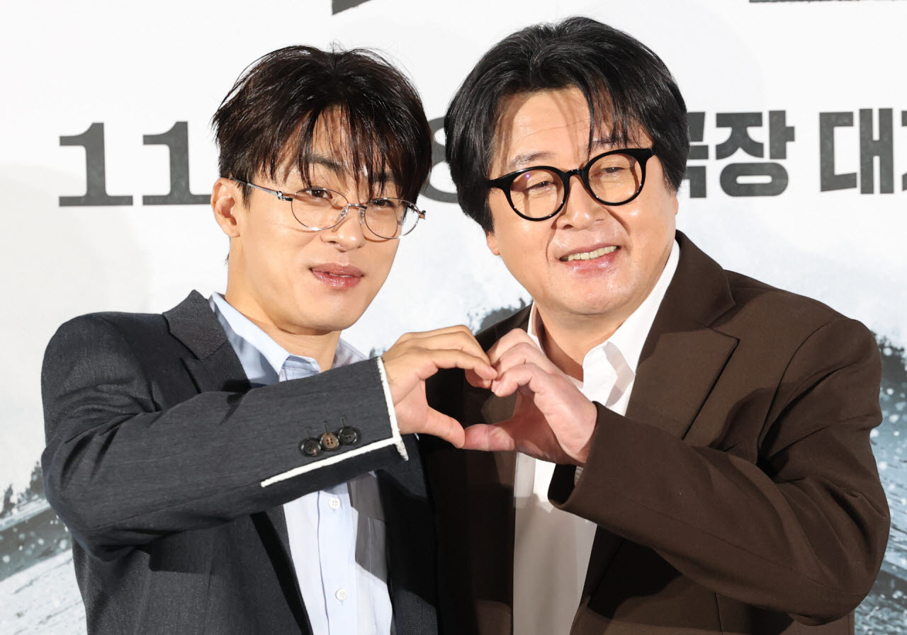 배우 구교환과 김윤석(오른쪽)이 30일 서울 용산구 CGV 용산아이파크몰에서 열린 영화 '폭설(감독 홍의정)' 제작보고회에서 포즈를 취하고 있다.(사진=뉴스1)