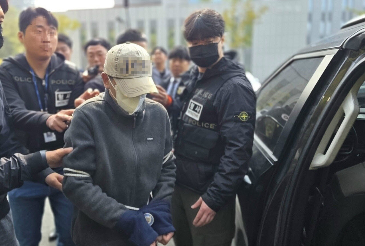 일본인 여성을 살해한 30대 남성이 영장실질 심사를 포기한 뒤 호송차에 오르고 있다 (사진=뉴스1)