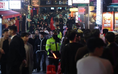 지난해 10월 31일 핼러윈데이 서울 용산구 이태원 세계음식문화거리를 찾은 시민들이 경찰의 통제에 따라 걸어가고 있다. (사진=연합뉴스)
