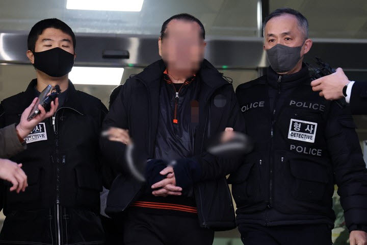 지난 29일 서울 강남구 역삼동 빌딩 2곳에 잇달아 불을 질러 총 26명을 다치게 한 70대 남성 이모 씨가 서울 수서경찰서에서 서울중앙지방공소청으로 구속 송치되며 취재진의 질문에 답하고 있다. (사진=연합뉴스)