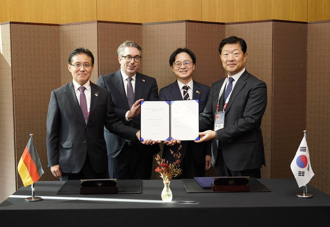 효성중공업이 독일 지멘스와 글로벌 전략적 파트너십 협약을 체결했다. (오른쪽부터)우태희 효성중공업 대표이사, 김정관 산업통상부 장관, 스테판 루앙호프 독일 연방경제에너지부 정무차관, 정하중 한국지멘스 대표이사.