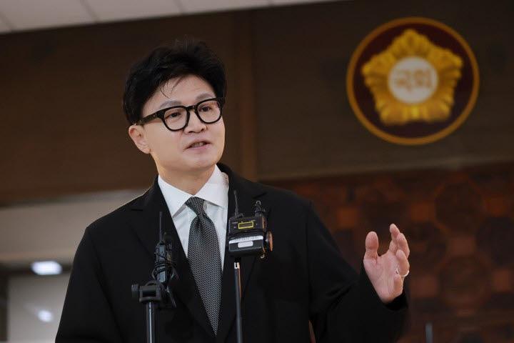 무소속 한동훈 의원이 30일 국회 로텐더홀에서 기자회견을 하고 있다. (사진=연합뉴스)