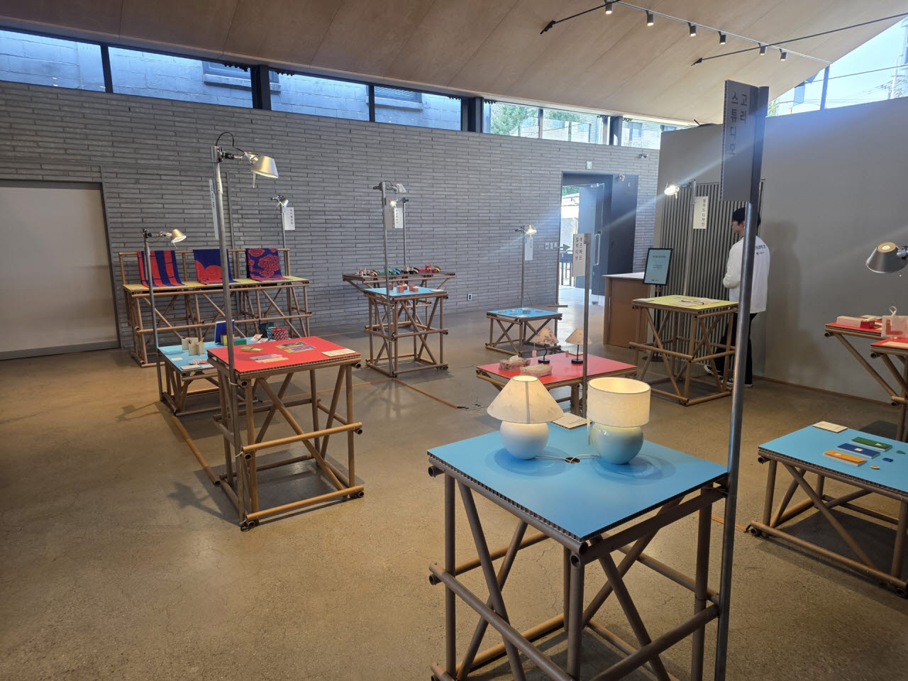 29일 서울 성수동 코사이어티에서 열린 29CM의 ‘모든 마음 곁에, 한글’ 전시에서 한글 문화유산을 현대적으로 재해석한 다양한 라이프스타일 상품들이 전시돼 있다. (사진=박지애 기자)