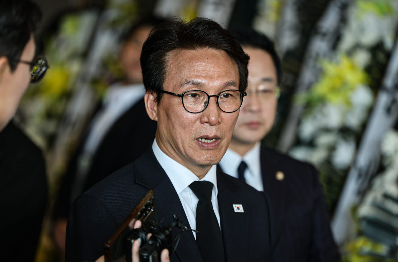 김민석 더불어민주당 대표가 30일 서울 송파구 서울아산병원 장례식장에 마련된 고(故) 최불암의 빈소에 조문을 마치고 취재진 질문에 답하고 있다.(사진=뉴스1)