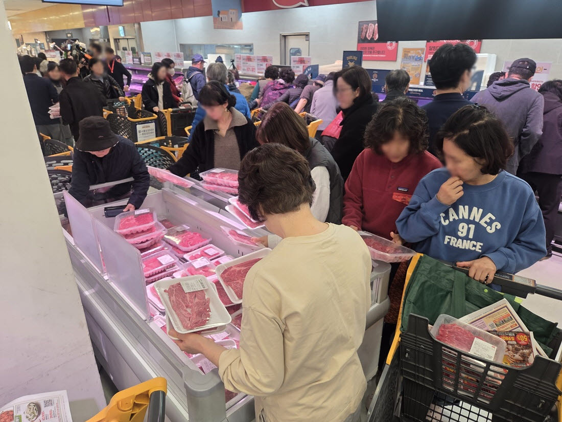 30일 오전 서울 이마트 용산점에서 고객들이 반값 할인하는 한우를 고르고 있다. (사진=한전진 기자)