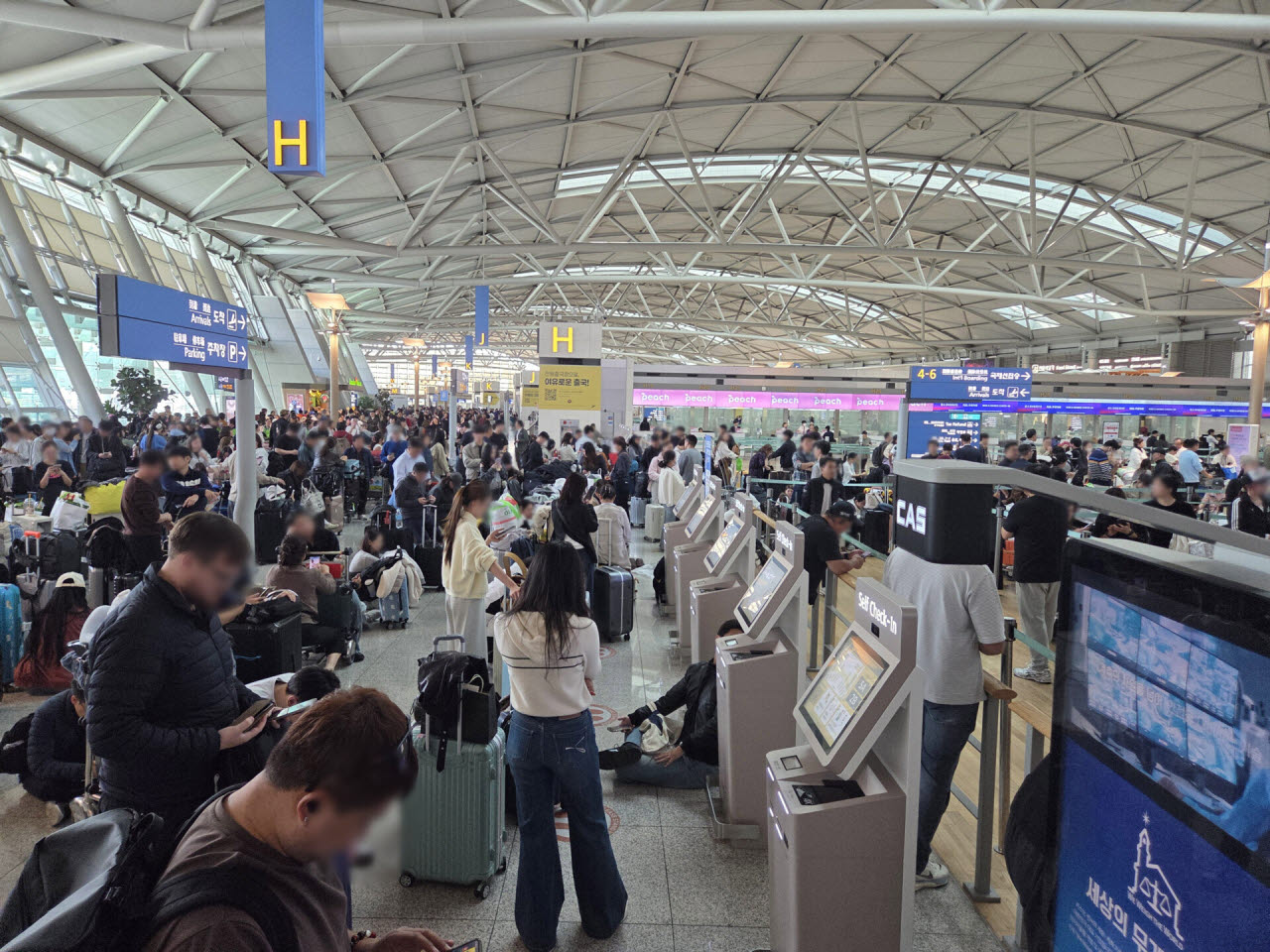 30일 인천공항 제1여객터미널 체크인카운터에서 항공사 발권시스템 장애가 발생해 여행객들이 출국 수속을 기다리고 있다. (사진 = 연합뉴스 제공)