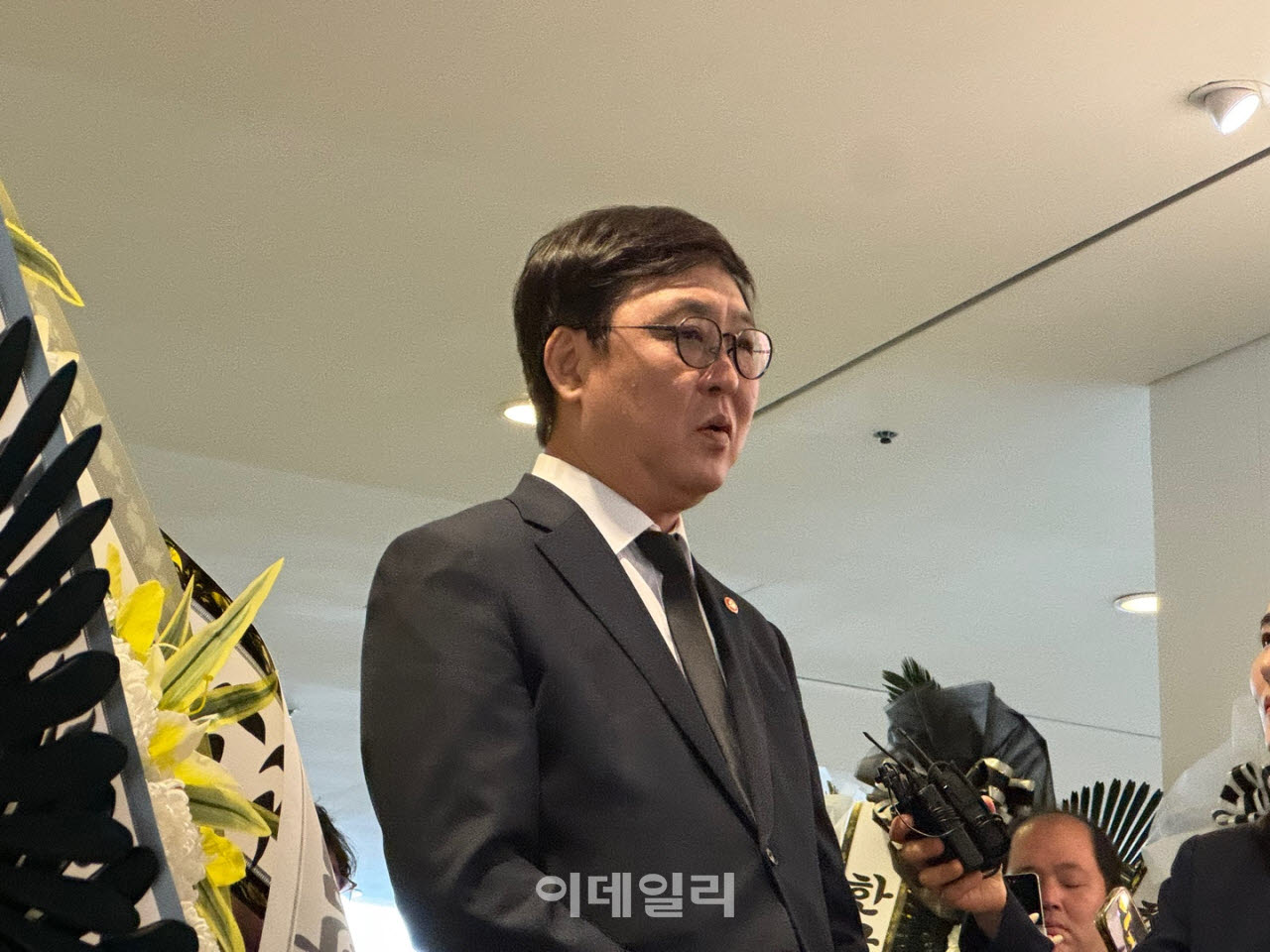 최휘영 문화체육관광부 장관이 30일 서울 송파구 서울아산병원 장례식장에 마련된 배우 고 최불암의 빈소를 찾아 추모하고 있다.(사진=최희재 기자)