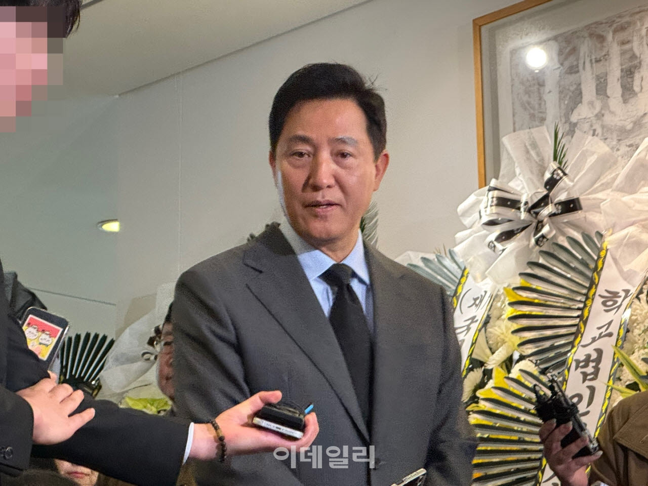 오세훈 서울시장이 30일 서울 송파구 서울아산병원 장례식장에 마련된 배우 고 최불암의 빈소를 찾아 추모하고 있다.(사진=최희재 기자)