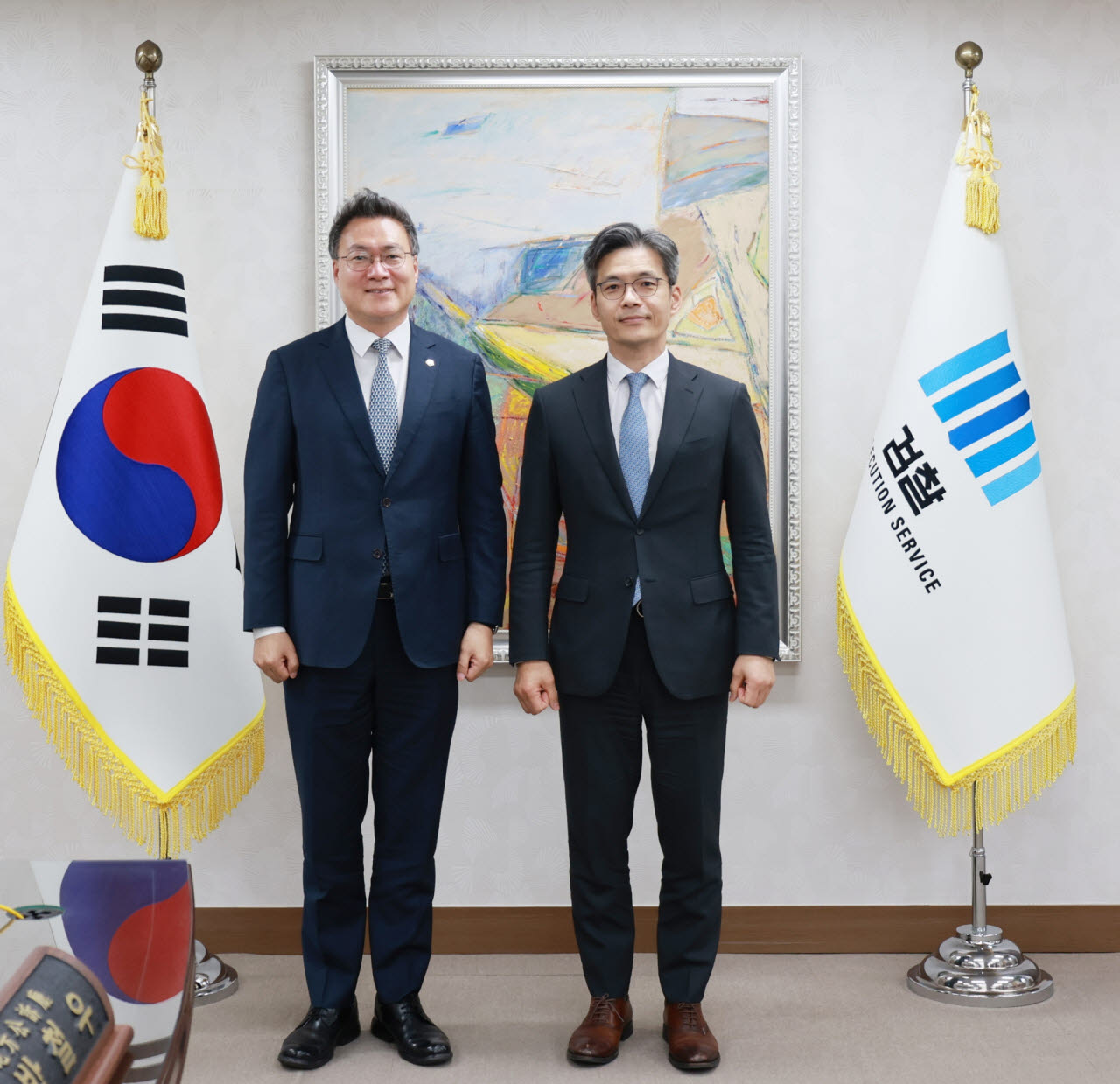 조순열 서울지방변호사회장(왼쪽)과 박철우 서울중앙지방공소청장(오른쪽). (사진=서울변회)