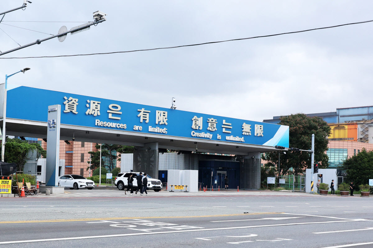 구름 드리워진 포스코 (포항=연합뉴스) 손대성 기자 = 한국노총 금속노련 포스코노동조합이 9일 오전 7시부터 48시간 부분 파업에 들어간 가운데 포스코 포항제철소 정문 주변에 구름이 드리워져 있다. 2026.9.9