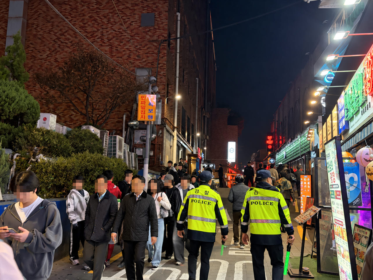 30일 서울 용산구 이태원 일대에서 경찰이 순찰하고 있다. (사진=정유진 기자)