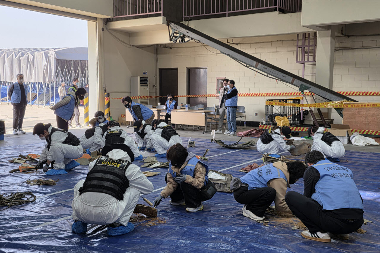 30일 서울 강서구 김포국제공항 내 항공철도사고조사위원회 잔해 보관소에서 12·29 제주항공 참사 희생자 유해 수습을 위한 재수색이 이뤄지고 있다.(사진=연합뉴스)