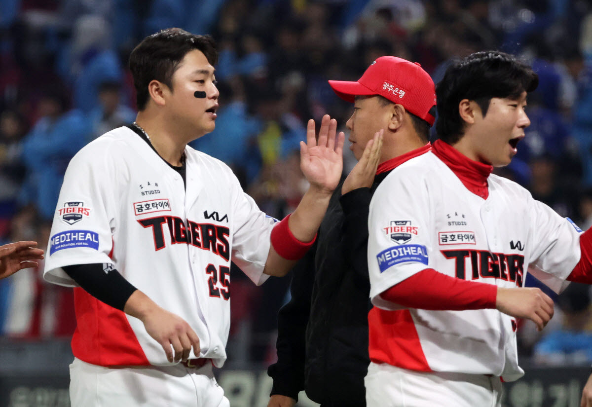 30일 전남광주 기아챔피언스필드에서 열린 프로야구 2026 포스트시즌 플레이오프 4차전 삼성 라이온즈와 KIA 타이거즈의 경기. 결승타를 친 KIA 한준수가 이범호 감독과 하이파이브 하고 있다. 사진=연합뉴스