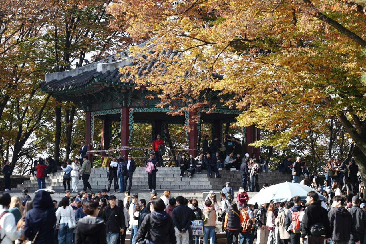 서울 낮 최고기온이 18도까지 오른 30일 서울 N서울타워에서 관광객들이 막바지 단풍을 즐기고 있다. (사진-뉴스1)