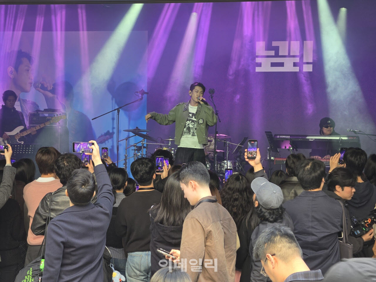 앤더슨씨 성수에서 열린 오프라인 페스티벌 ‘넾페스타’에서 크러쉬가 공연을 하고 있다.(사진=이소현 기자)