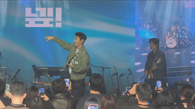 앤더슨씨 성수에서 열린 오프라인 페스티벌 ‘넾페스타’에서 크러쉬가 공연을 하고 있다.(영상=이소현 기자)