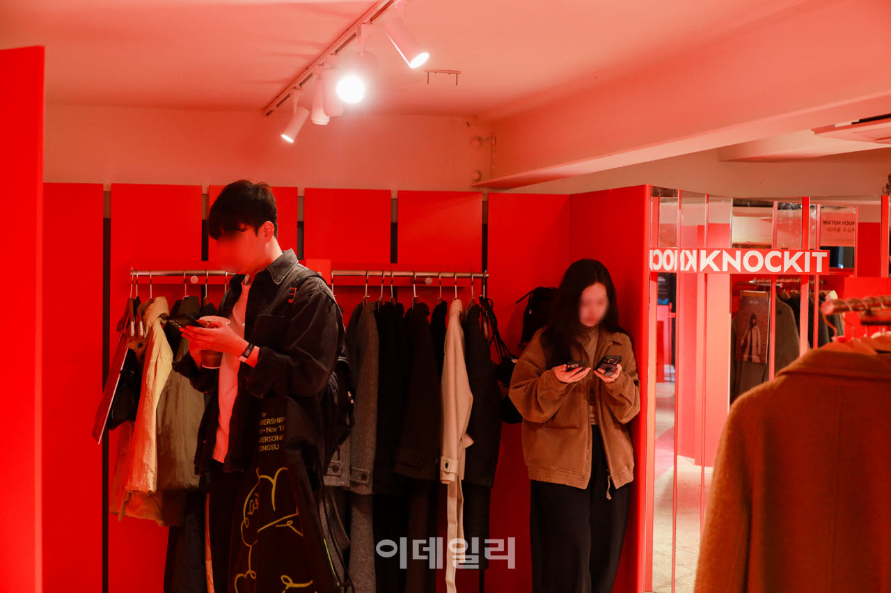 앤더슨씨 성수에서 열린 오프라인 페스티벌 ‘넾페스타’에 마련된 네이버가 지난해 4월 출시한 컨템포러리 패션 브랜드 서비스 ‘노크잇(KNOKIT)’ 쇼룸(사진=네이버)
