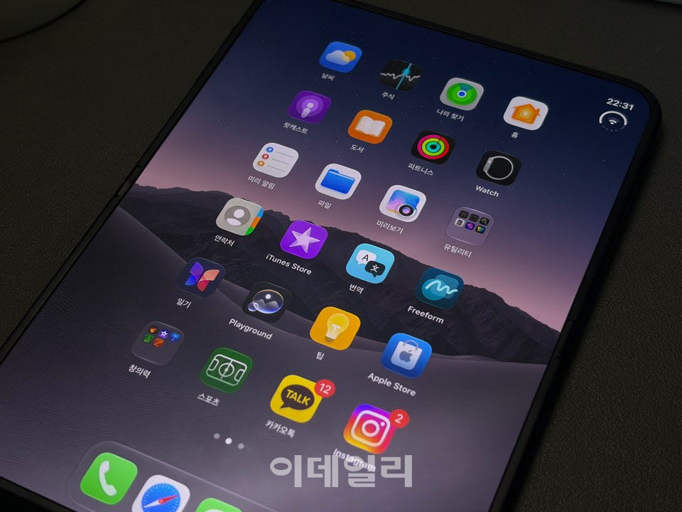 아이폰 듀오를 펼쳤을 때 나타나는 내부 디스플레이의 기본 홈 화면 (사진=신영빈 기자)