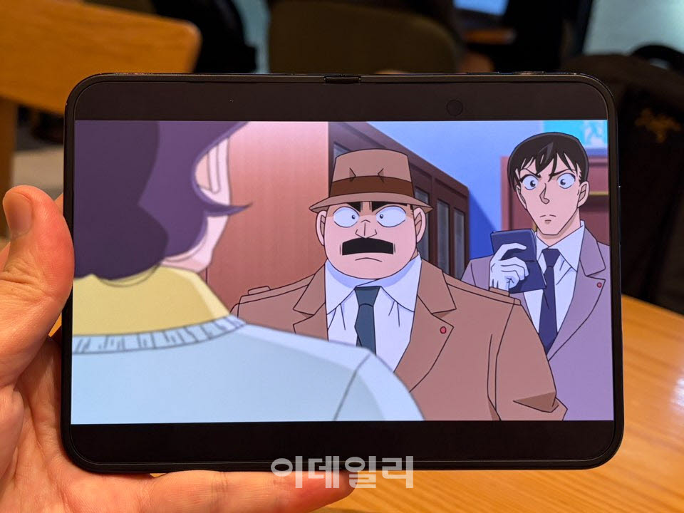아이폰 듀오를 완전히 펼쳐 내부 디스플레이로 영상을 감상하는 모습 (사진=신영빈 기자)