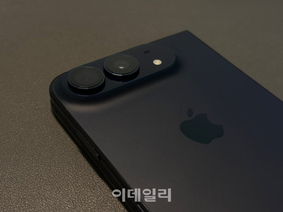 아이폰 듀오 나이트 스카이 색상 제품을 접은 상태의 후면 모습 (사진=신영빈 기자)