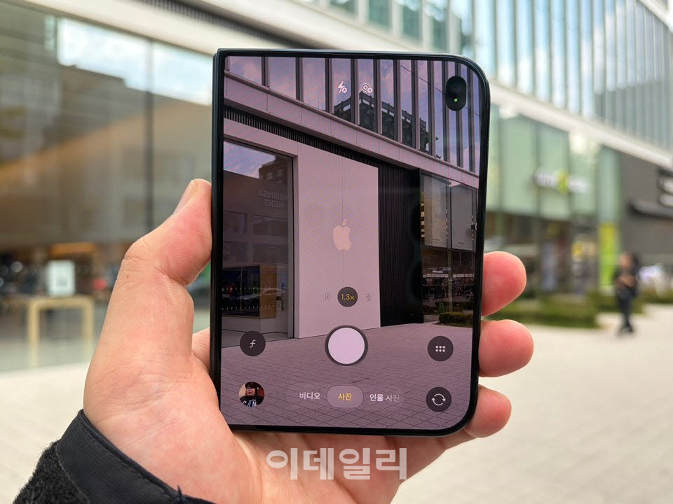 야외에서 아이폰 듀오를 접은 채 외부 디스플레이로 카메라 기능을 사용하는 모습 (사진=신영빈 기자)