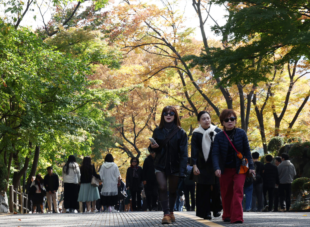 서울 낮 기온이 18도까지 오르는 등 포근한 날씨를 보인 30일 서울 N서울타워에서 관광객들이 가을 단풍을 즐기고 있다. (사진=뉴스1)