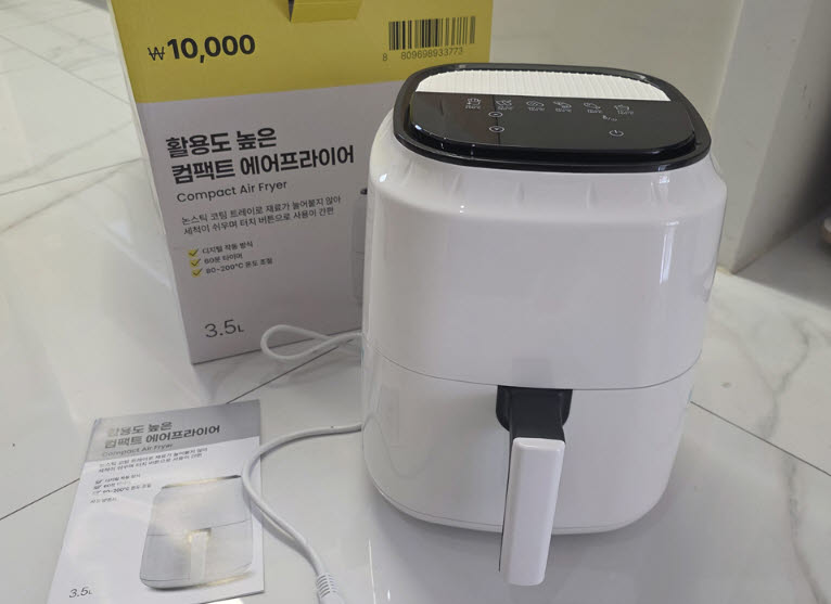 이마트 와우샵에서 판매하는 1만원짜리 에어프라이어를 개봉한 모습. 흰색 본체에 검은색 터치식 조작부를 적용한 깔끔한 디자인이 특징이다. (사진=박지애 기자)