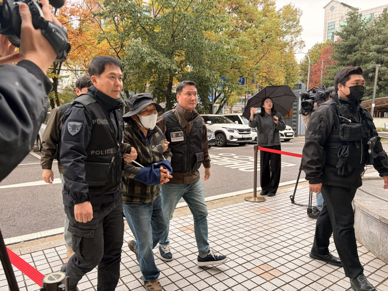 서울 구로구 미라화된 사체 유기를 지시한 혐의를 받는 80대 남성이 29일 오전 구속 전 피의자 심문을 받기 위해 서울남부지법에 출석하고 있다. (사진=이민하 기자)