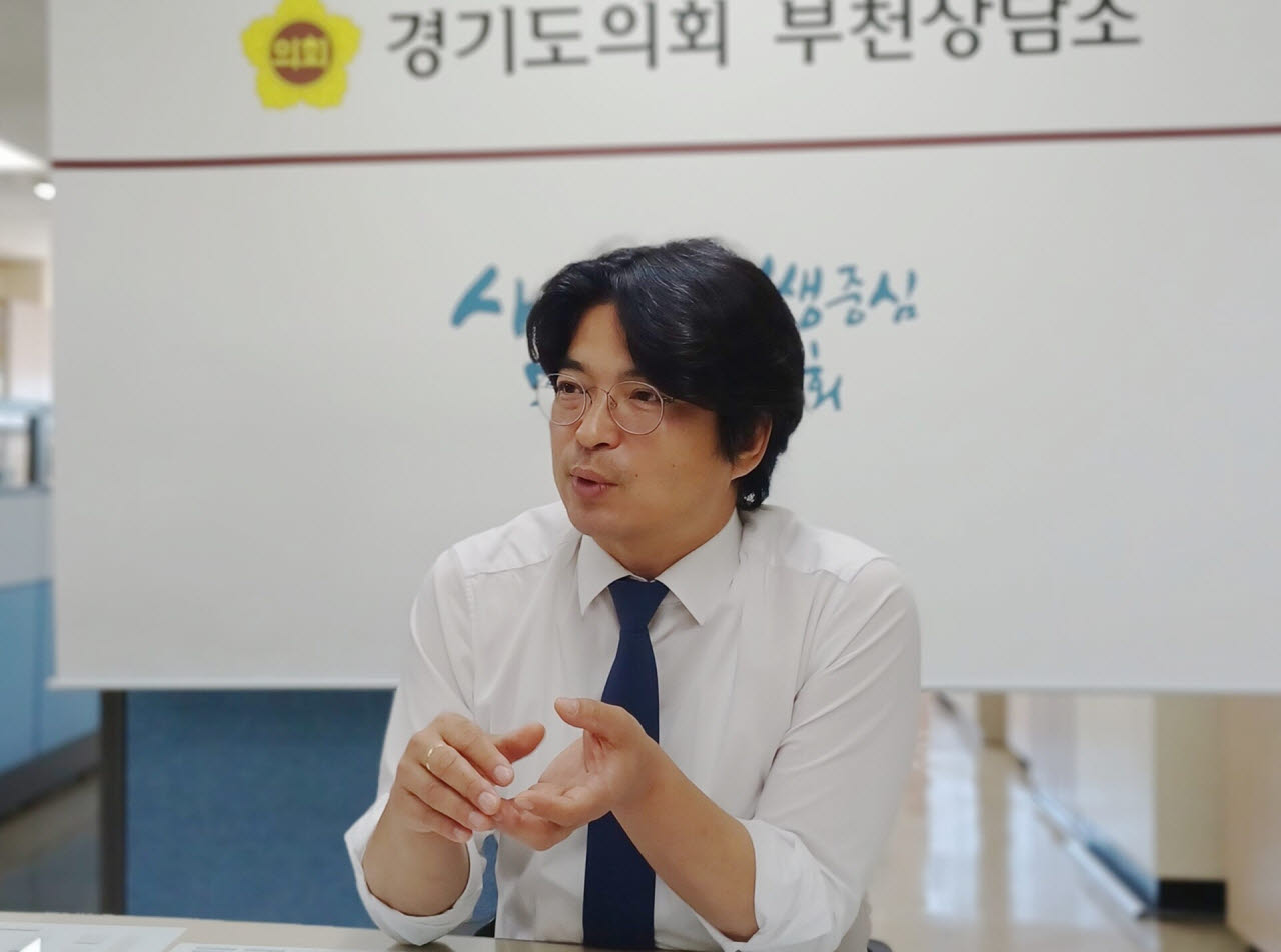 박상현 부위원장이 30일 부천시청 경기도의회 상담소에서 인터뷰를 하고 있다. (사진 = 이종일 기자)