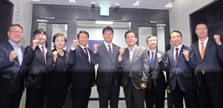 지난 7일 수원지방중대범죄수사청 청사가 마련된 경기 수원시 영통구 광교 경기신용보증재단 사옥 10층에서 수원중수청 현판 제막식이 열리고 있다. (사진=연합뉴스)