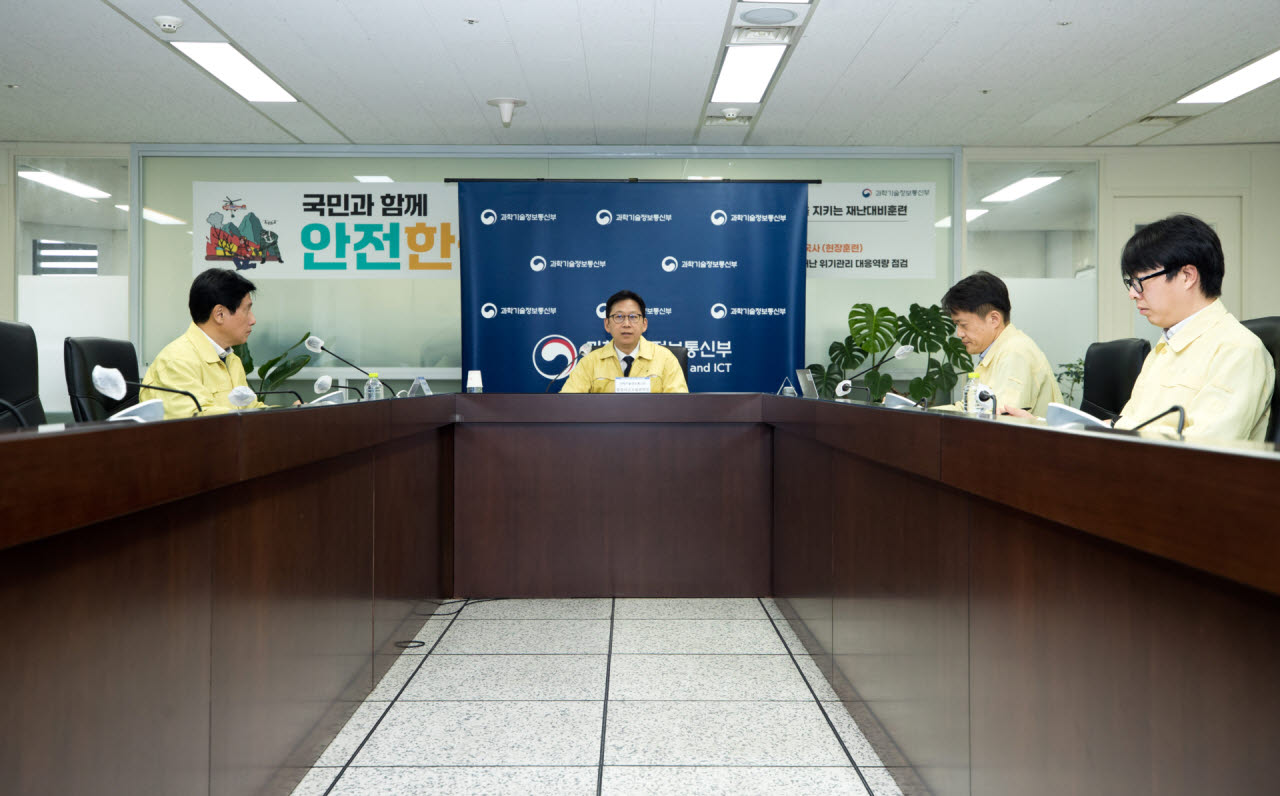 왼쪽부터 정택렬 대변인(언론대책반장), 배경훈 부총리(중앙사고수습본부장), 이성훈 디지털기반안전과장.