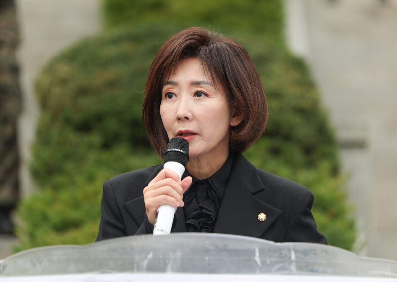 나경원 국민의힘 의원이 지난 26일 서울 동작구 국립서울현충원에서 열린 박정희 전 대통령 서거 47주기 추모식에 참석해 추모사를 하고 있다. (사진=연합뉴스)
