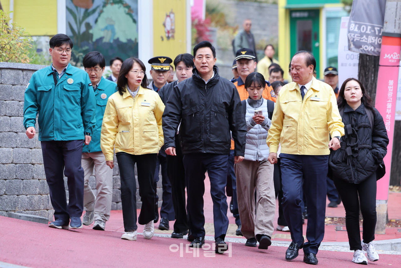 오세훈 서울시장이 지난 29일 서울 마포구 홍대 관광특구를 방문해 핼러윈 대비 현장점검을 하고 있다. (사진=이데일리 방인권 기자)