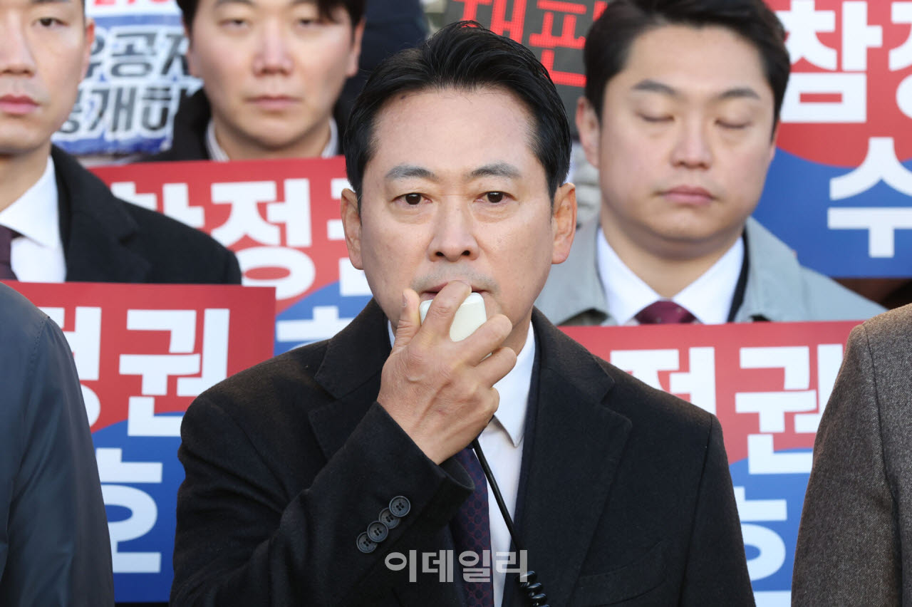 장동혁 국민의힘 대표가 지난 28일 6·3 지방선거 투표용지 부족 사태 등을 수사하는 이태한 선거관리위원회 특별검사팀의 서울 잠실 올림픽 공원 투표지 공개검증 현장을 찾아 기자회견을 하고 있다. (사진=이데일리 이영훈 기자)