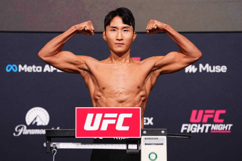 계체를 통과한 뒤 포즈를 취하는 '코리안 타이거' 이정영. 사진=UFC