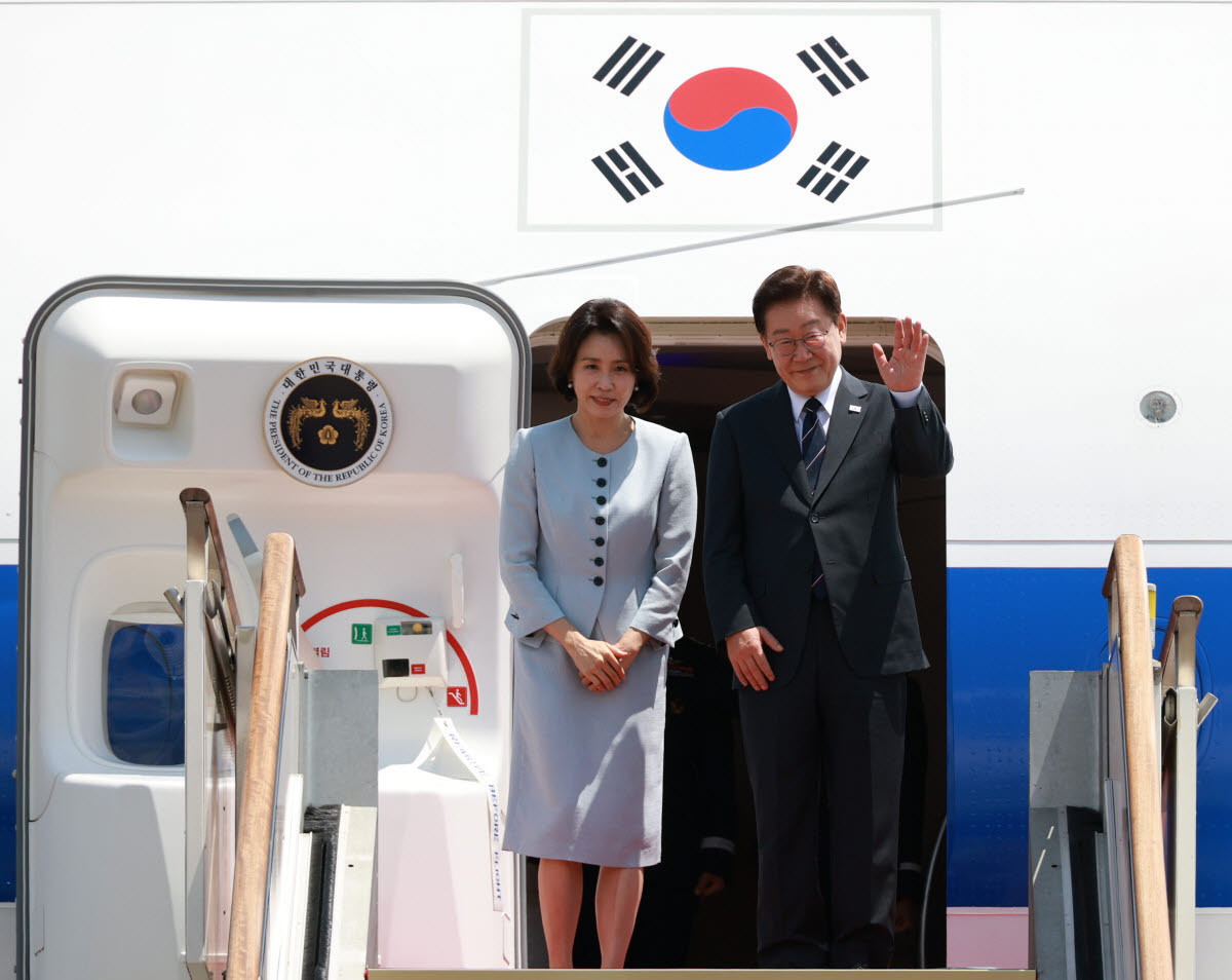 미국과 남미 순방을 위해 출국하는 이재명 대통령과 김혜경 여사가 24일 성남 서울공항 공군 1호기에서 환송객에게 인사하고 있다. (사진=연합뉴스)