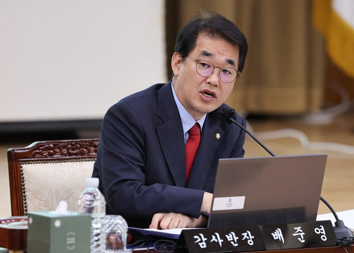 국민의힘 배준영 의원이 16일 한국은행 대구경북본부본부에서 열린 국회 재정경제기획위원회의 동북·동남지방데이터청, 부산·대구지방국세청, 부산·대구본부세관, 한국은행 부산·경남·울산·대구경북·포항본부에 대한 국정감사에서 발언하고 있다. (사진=연합뉴스)